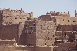 Image du Maroc Professionnelle de  A quelques kilomètres de la ville de Ouarzazate, se trouve la Kasbah de Tifoultoute (ancienne demeure du Pacha Glaouï). Lieu majestueux surplombant la vallée de l'Oued, le village avait servit de décor à des films comme Lawrence d'Arabie, Jésus de Nazareth etc…, le Samedi 23 Août 1997. (Photo / Abdeljalil Bounhar)
 